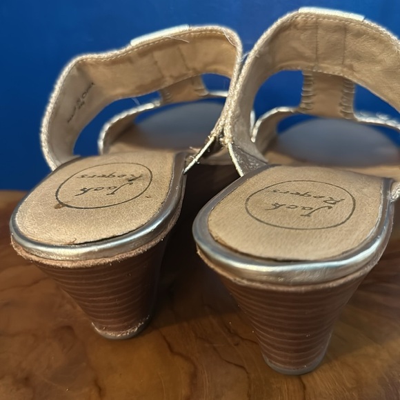 Women’s Jack Rogers Women's Nora Wedge Sandal - Platinum (Gold) Size 9 - Picture 4 of 6